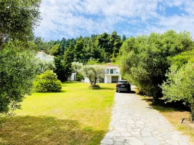 Villa for rent in an exclusive location. Polichrono.