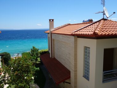 Cottage on the second line from the sea in a luxury complex. Cassandra.