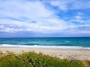 LAND 4000Μ2 FIRST ROW FROM THE BEACH. HANIOTI