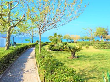 Cottage in a complex located on the first line from the sea. Skioni.